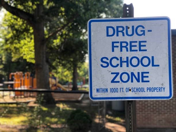 A sign showing a drug-free school zone. / Photo: iStock.