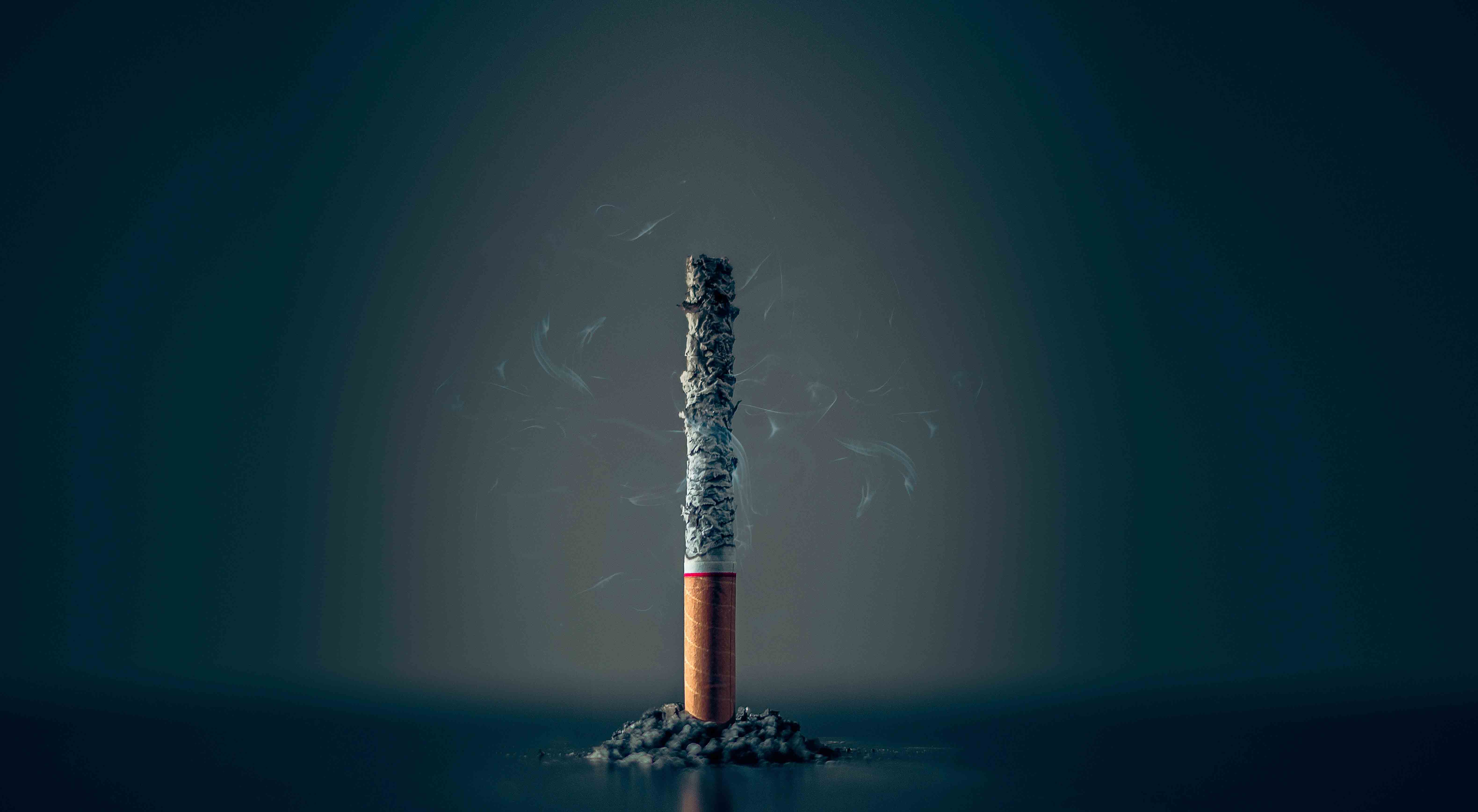 Photo by <a href="https://unsplash.com/ja/@matmacq?utm_source=unsplash&utm_medium=referral&utm_content=creditCopyText">Mathew MacQuarrie</a> on <a href="https://unsplash.com/s/photos/women-smoking?utm_source=unsplash&utm_medium=referral&utm_content=creditCopyText">Unsplash</a>   